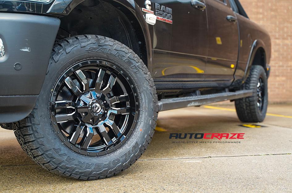 DODGE-RAM-SLEDGE-GLOSS-BLACK-MILLED-ACCENTS